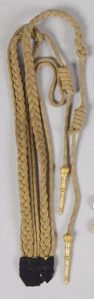 Aiguillettes d’officier supérieur.
En passementerie or. Ferrets dorés sous couronne royale à décor, pour l’un de couronne de lauriers et de feuilles de chêne, et pour l’autre de couronne de feuilles de laurier.
B.E. Époque Monarchie de Juillet. 
Provenance : Descendance du Maréchal Suchet, duc d’Albufera. 
