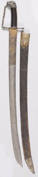 Sabre court. 
Poignée en bois laqué noir. Monture en métal argenté. Pommeau en tête de lion. Garde à deux quillons droits avec chaînette. 
Large et belle lame cintrée, à dos plat, contre-tranchant et pans creux, gravée au tiers et dorée des grandes armes de France, d’un trophée de rinceaux feuillagés et « Manufacture Royale d’Armes blanches d’Alsace ». Fourreau en cuir à deux garnitures en laiton. 
B.E. Époque Louis XVI (composite). 