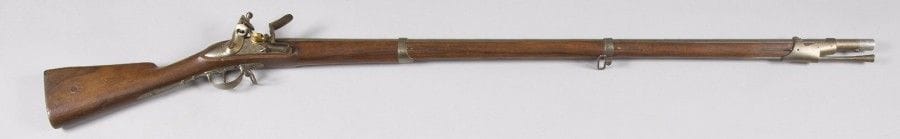 Fusil d’infanterie modèle 1816 à silex. 
Canon rond à pans au tonnerre poinçonné et daté « 1820 ». Queue de culasse marquée « Mle 1816C ». Platine gravée « Mre Rle de Tulle » et chien à corps rond. Garnitures en fer poinçonné. Crosse en noyer à joue, avec cachet et poinçon. 
Baguette en fer. 
Longueur : 152 cm
B.E. 