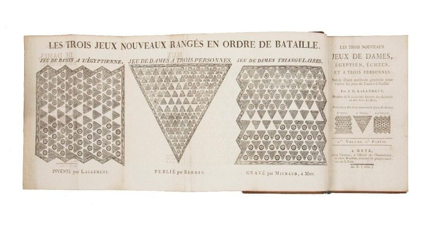 LALLEMENT (J. G.).
Les Quatre jeux de dames, polonais, égyptien, échecs, et à trois personnes ; Avec les damiers et pions nécessaires. Ainsi qu’une méthode générale pour varier les jeux de dames à l’infini.
Metz : l’auteur, Behmer, An x (1801-1802). — 2 tomes en 3 volumes in-12, 170 x 99 : vij pp., (2 pp.), pp. vj-vij, (1 p.), pp. 9-210, 1 planche ; frontispice, (2 ff.), pp. 211-381 ; (107 ff. dont un dépliant). Veau raciné, roulettes dorées en encadrement sur les plats, dos lisse orné, pièces de tomaisons sur une pièce de maroquin vert en losange horizontal, roulette dorée intérieure, tranches dorées, étui (reliure de l’époque). Édition originale rare du manuel sur les jeux de dames le plus complet et le plus instructif de l’époque.
Il fut composé par J. G. Lallement, membre de la Société des sciences et des arts de Metz et secrétaire de l’Administration des hospices civils, inventeur de 3 jeux nouveaux de dames à cases triangulaires (égyptien, échecs et à 3 personnes).
L’ouvrage est divisé en 2 parties, la première, qui forme le premier volume, est consacrée au jeu de dames à la polonaise ; elle est illustrée d’une planche dépliante figurant 6 damiers gravés sur bois. La seconde partie, contenue dans le second volume, porte sur les 3 nouveaux jeux de dames inventés par Lallement et se termine par une méthode et des instructions pour varier les jeux de dames à l’infini, pour la réduction des damiers, la manière de tracer les damiers unicolores, etc. Cette partie est illustrée d’un frontispice figurant les 3 jeux nouveaux, gravé sur bois par Michaud à Metz.
Le dernier volume est un recueil de 407 damiers gravés sur bois répartis sur 102 feuillets dont un dépliant, figurant autant de coups pour le jeu de dames à la polonaise. Il a pour titre : Collection de quatre cents coups de dames à la polonaise, Instructifs, brillans, et savamment combinés, dessinés chacun sur un damier, Recueillis, classés et mis en ordre par une société d’amateurs.
Ce livre n
