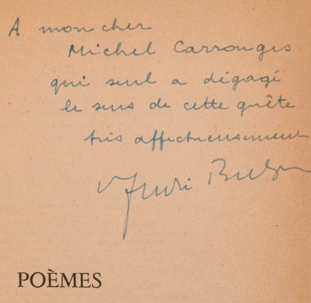 BRETON (André).
Poèmes.
Paris : Gallimard, [1948]. — In-8, 207 x 140 : 271 pp., couverture imprimée. Broché. Édition collective, en partie originale.
Exemplaire du service de presse, enrichi de cet envoi de l’auteur à Michel Carrouges (1910-1988) :
A mon cher Michel Carrouges qui seul a dégagé le sens de cette quête. Très affectueusement André Breton
Michel Carrouges, pseudonyme de Louis Couturier, était un homme de lettres, membre du groupe surréaliste avant d’en être exclu suite à sa collaboration à une revue catholique des éditions du Cerf. Cette exclusion ne l’empêcha pas de continuer d’entretenir des liens cordiaux avec Breton. Il fit paraître en 1950 un essai sur le chef de file des surréalistes, sous le titre : André Breton et les données fondamentales du Surréalisme.
Exemplaire enrichi de la prière d’insérer.
Papier bruni, de petites déchirures à la couverture.
