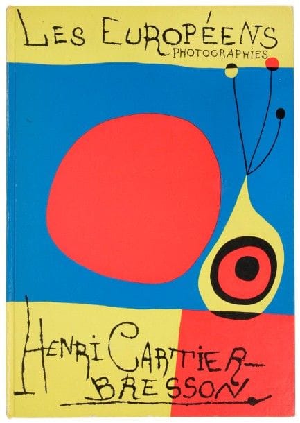 CARTIER-BRESSON (Henri).
Les Européens.
Paris : Verve, 1955. — In-folio, 360 x 269. Cartonnage illustré de l’éditeur. Édition originale conçue par Tériade, proposant une sélection de 114 photographies d’Henri Cartier-Bresson, prises entre 1950 et 1955.
Le cartonnage est illustré d’une composition en couleurs, dessinée spécialement pour l’ouvrage par Joan Miró.
Exemplaire très bien conservé.
