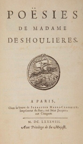 DES HOULIÈRES (Antoinette).
Poësies.
Paris : Veuve de Sébastien Mabre-Cramoisy, 1688. — In-8, 169 x 109 : (1 f.), 220 pp., (6 ff.). Maroquin bleu, triple filet doré en encadrement sur les plats, dos à nerfs orné, dentelle dorée intérieure, tranches dorées sur marbrures (Chambolle-Duru). Édition originale rare des poésies d’Antoinette Des Houlières dite Madame Des Houlières (1638-1694), qui sera suivie de plusieurs contrefaçons et rééditions.
S’ouvrant par une préface en vers en l’honneur de Louis XIV, le recueil propose des élégies, des chansons, des rondeaux, des madrigaux, des sonnets, des balades, etc. Certaines pièces sont dédiées à des personnalités telles que le roi, Colbert, le duc de Saint Aignan, etc., d’autres sont des poésies de circonstance comme celles pour la naissance du duc de Bourgogne et pour le retour de la santé du roi.
La fin du recueil comprend l’Ode de mademoiselle Deshoulières sur le soin que le Roy prend de l’éducation de sa Noblesse dans ses Places, & dans Saint Cyr qui est l’œuvre de la fille d’Antoinette et qui reçut le prix de l’Académie en 1687. Elle est suivie d’une Prière pour le roy.
L’auteure reçut un privilège du roi pour la publication de ses œuvres en juin 1678 mais ce n’est que presque 10 ans plus tard qu’elles virent le jour avec cette édition achevée d’imprimer pour la première fois le 30 décembre 1687.
Très bel exemplaire en reliure de Chambolle-Duru. Dos légèrement bruni.