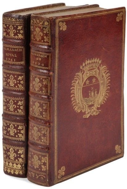 [ALMANACH].
ALMANACH ROYAL, année M. DCC. LXX.
Paris : Le Breton, 1770. — In-8, 191 x 123 : 572 pp. Maroquin rouge, filet gras entre deux filets en pointillés en bordure des plats, fleur de lys dorée aux angles et armes dorées au centre, dos à nerfs orné de fleurs de lys, roulette dorée intérieure, tranches dorées (reliure de l’époque). Bel exemplaire en reliure de l’époque aux armes non identifiées : de gueule au navire voilé sur mer, au chef chargé de 2 étoiles. Ces armes portent une couronne comtale.
Exemplaire dont le calendrier a été interfolié.
Coiffe inférieure restaurée. Mouillures claires.