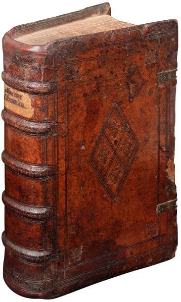 NAUCLERUS (Johannes).
Chronica D. Iohannis Naucleri præpositi tubingensis, succinctim compraehendentia res memorabiles seculorum omnium ac gentium, ab initio Mundi usque ad annum Christi nati M. CCCCC.
Cologne : Geruinum Calenium, héritier de Johannes Quentel, 1579. — In-folio, 336 x 203 : (20 ff.), 1102 pp. mal chiffrées 1122, (1 f.). Veau brun sur ais de bois biseautés, plats ornés d’un décor à froid composé de filets en encadrement, de fleurons aux angles et au centre d’un motif losangé fait de filets comprenant 4 compartiments ornés du même fer que les angles, restes de fermoirs en laiton, dos à nerfs, titre à l’encre sur la gouttière (reliure de l’époque). Nouvelle édition de cette célèbre chronique universelle de l’humaniste allemand Johannes Nauclerus (1425-1510).
Parue pour la première fois à Tubingen en 1501 et composée sur la suggestion de l’empereur Maximilien Ier, elle couvre une période très vaste allant de la création jusqu’à la fin du XVe siècle ; elle est particulièrement recherchée en raison de la richesse des renseignements qu’elle contient, notamment pour les faits qui se sont passés du vivant de l’auteur. Elle était la chronique la plus exacte de toutes celles qui avaient paru jusqu’alors. Certaines des sources que Nauclerus donne ont aujourd’hui disparu et ne sont connues que grâce à ce texte.
Bon exemplaire dans sa reliure de l’époque estampée à froid sur ais de bois. Il possède plusieurs provenances inscrites sur les gardes et le titre. Sur la première doublure se trouve une note en latin datée de 1584 donnant le nom de J. V. Lirentiatus, collège ecclésiastique à Saint-Martin (?). Ce nom figure également sur le titre. Sur la première garde blanche a été inscrite de la même main la notice du livre de Simon Schard paru en 1566 sous le titre Germanicarum rerum quatuor celebriores vetustioresque chronographi. Le titre possède également les ex-libris manuscrits de Joannis Bernardi Droste, daté de 1692, et de Petrus Strübbe, daté de 1736
