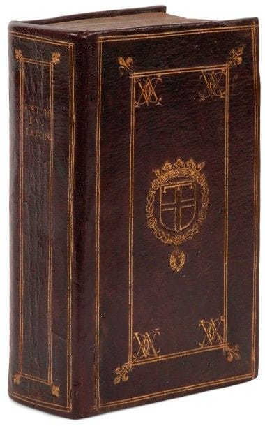 PINEYRO (Luiz).
La Nouvelle histoire du Japon divisée en cinq livres, ou il est traicté amplement de l’estat de sa Chrestienté, du progrés de la foy Catholique, des grandes persecutions qui y sont arrivées aux chrestiens, & des divers Martyres qu’un grand nombre, tant religieux que seculiers ont souffert soubs l’Empire de Cobusama, iusques à l’année mil six cens quinze.
Paris : Adrian Taupinart, 1618. — In-8, 178 x 99 : 16, 878 pp. mal chiffrées 879, (5 ff.). Maroquin grenat, double encadrement de deux filets dorés, fleur de lys aux angles extérieurs du second cadre, chiffre doré aux angles intérieurs du même cadre et armes dorées au centre sur les plats, dos lisse orné de deux cadres de deux filets dorés et de fleurs de lys aux angles, tranches dorées (reliure vers 1630). Pagès, Bibliographie japonaise, A. 1617-1618, p. 19.
ÉDITION ORIGINALE DE LA TRADUCTION FRANÇAISE DONNÉE PAR JEAN BAUDOUIN (1590?-1650), DÉDIÉE À LOUIS DESHAYES DE COURMENIN (1600?-1632).
Cet ouvrage parut pour la première fois en espagnol à Madrid en 1617 sous le titre Relacion del Sucesso que tuvo Nuestra Santa Fe en los reynos del Japon. Il fut écrit par le jésuite portugais Luiz Pineyro (1560-1620) suite à sa mission menée au Japon entre 1612 et 1614. Il y traite essentiellement des persécutions des missionnaires chrétiens et des japonais convertis au christianisme.
L’ouvrage est divisé en cinq livres précédés d’un avertissement donnant une courte histoire du Japon et des japonais servant à contextualiser et éclairer les propos de l’auteur. Le premier livre porte sur l’état du Japon et des causes de la persécution des chrétiens. Le second traite de ce qui est arrivé dans les divers royaumes et états de cet Empire. Le troisième concerne le bannissement des Pères et les martyres. Dans le quatrième, Pineyro parle de ce qui s’est passé depuis le bannissement des Pères et dans le dernier il traite « des fruicts que nostre Seigneur Jesus-Christ a recueillis de ceste Persecution ». 