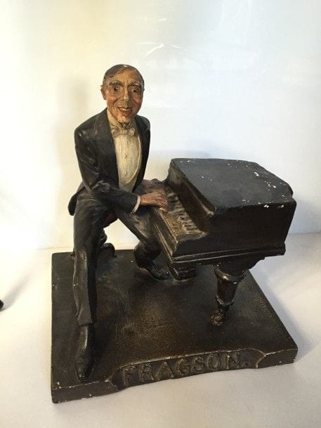Maurice GOTTLOB. Fragson au piano, sujet en plâtre peint.