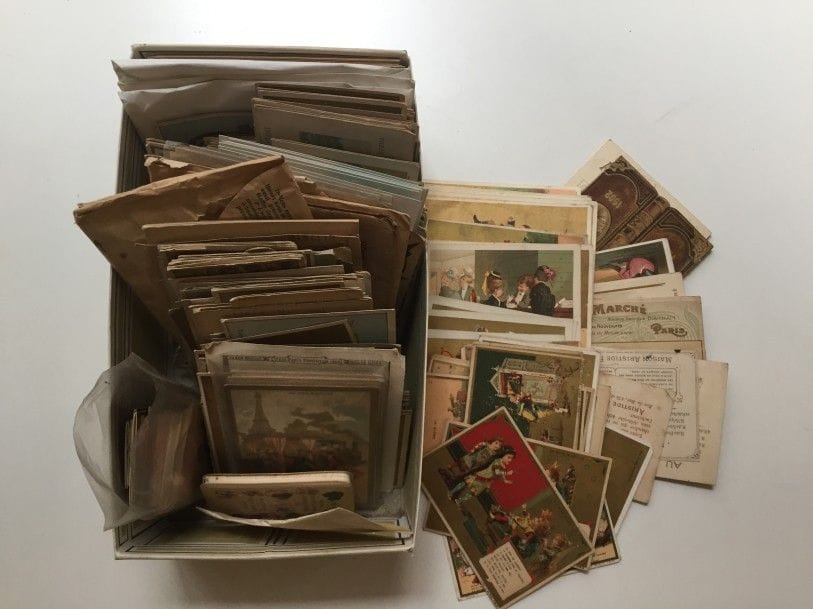 LE BON MARCHE. Lot de vignettes, imagerie publicitaire, cartes postales, calendriers et échantillons.