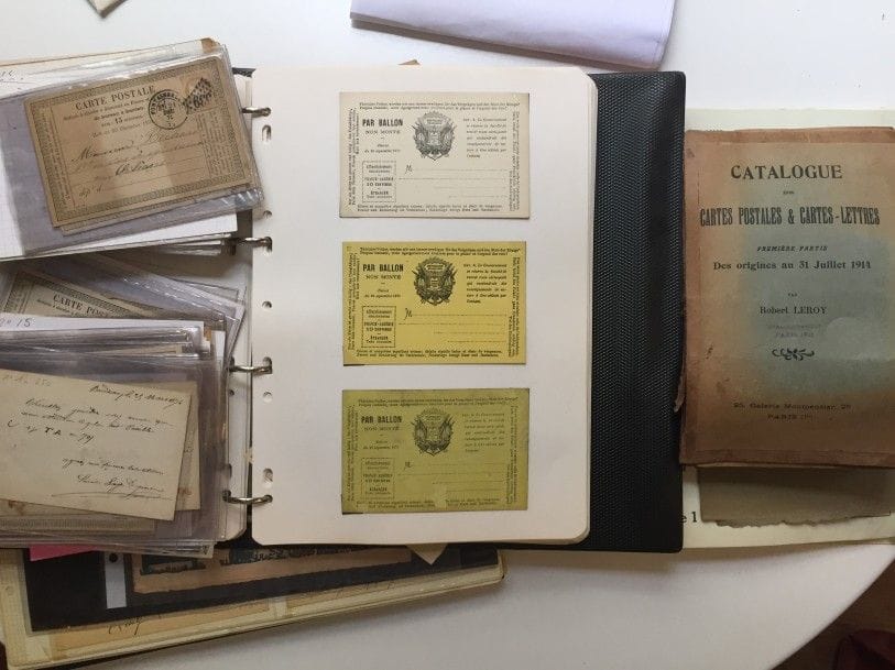 CARTES POSTALES. Cartes lettres, catalogues des cartes postales et cartes lettres, avec cartes jointes. Catalogue des cartes postales de Franchise Militaire, avec cartes jointes. Classeur cartes porcelaine, cartes par ballon. Oblitérations, Marques postales.