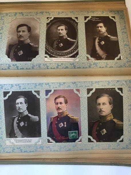 CARTES POSTALES. Album de cartes postales sur Léopold II et Albert Ier commémorant le 75e anniversaire de l'Indépendance de la Belgique.