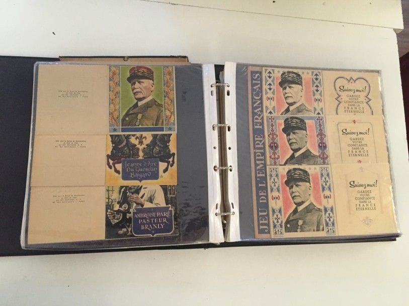 GUERRE 39-45. ATROCITES DE LA GUERRE - PETAIN - HITLER- MUSSOLINI- COLLABORATION - PROPAGANDE. Photographies, tracts, livrets, journaux, cartes postales. Documents divers. 2 albums.