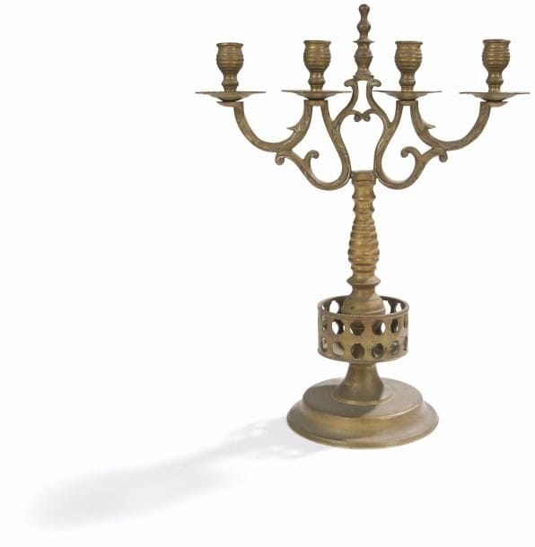 CHANDELIER à quatre bras de lumières. 
Bronze.
Europe centrale, XVIIIe siècle. 
Hauteur : 50 cm