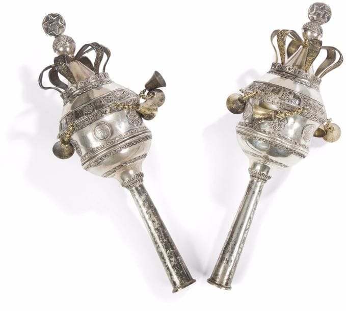 [ORNEMENTS POUR ROULEAU DE TORAH] 
Paire de rimonim en argent.
Israël, XXe siècle
Hauteur : 27 cm - Poids : 480 g
Ornements de Torah formés d’un bulbe portant des clochettes dorées. Ils sont ornés en partie supérieure d’une couronne et reposent sur un pied tronconique s’évasant vers le bas. Décor filigrané. 