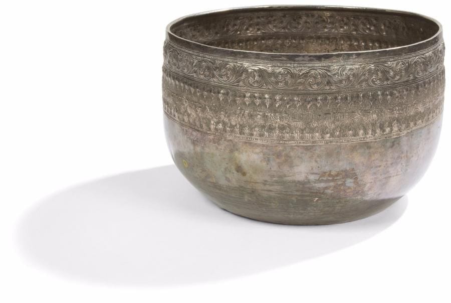 BASSIN POUR LE LAVAGE DES MAINS DES KOHANIM (Prêtres)
Argent martelé, gravé, repoussé et ciselé. 
Russie orientale ou Iran, XIXe siècle. 
Poinçonné 84 ainsi que plusieurs autres poinçons non identifiés à l’embouchure.
Hauteur : 16,5 cm - Diamètre : 25,5 cm
Poids : 1433,70 g