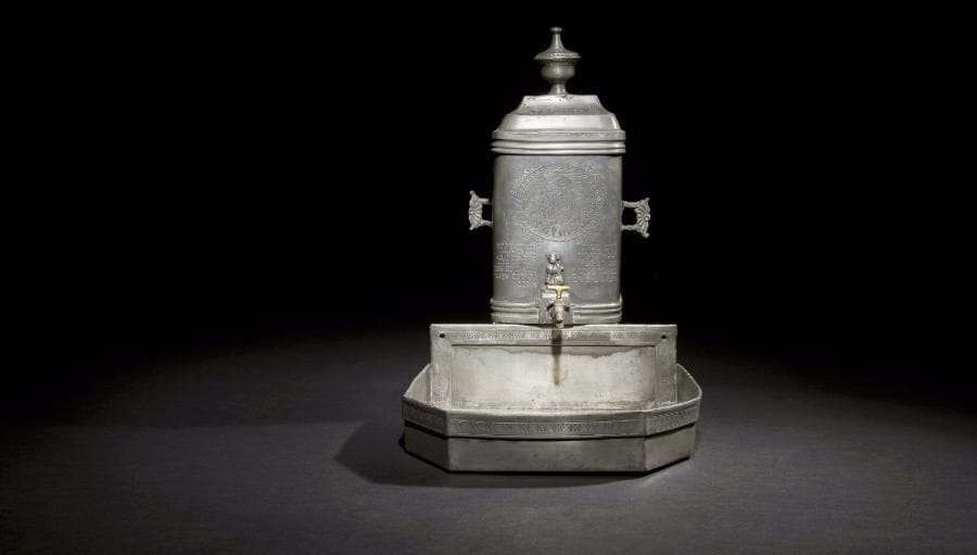 [GISSEF] 
Fontaine et son bassin
Étain fondu et gravé. 
Allemagne, XVIIIe siècle, datée en hébreu 1783. 
Fontaine : 30 x 19,5 cm
Bassin : 9 x 25,8 x 25,5 cm