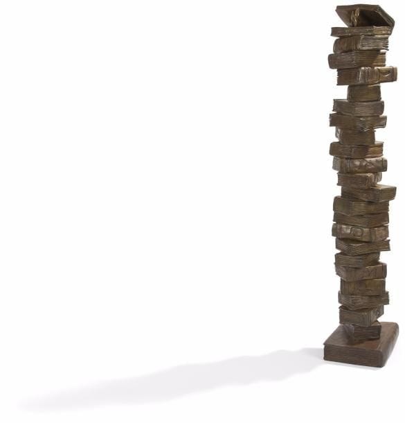 Myriam FRANCK (née en 1948) 
Échelle de lumière, 2002
Groupe en bronze patiné. 
Édition à 8 exemplaires. 
Signée, datée 02 et numérotée 2/8.
Hauteur : 123 cm
Empilement de 22 livres dont chacun porte sur la tranche une lettre de l’alphabet hébraïque. Cette tour a pour socle un livre plus grand qui ne porte pas de lettre. Au sommet, le livre est maintenu ouvert par la lettre Aleph. 

Cet empilage de livres et de lettres constitue ainsi le livre du savoir et aboutit à l’Aleph de l’unité divine. Pour l’artiste : « Chaque lettre est porteuse d’un livre, du Tav jusqu’au Aleph qui apportera la lumière du haut de son silence. »