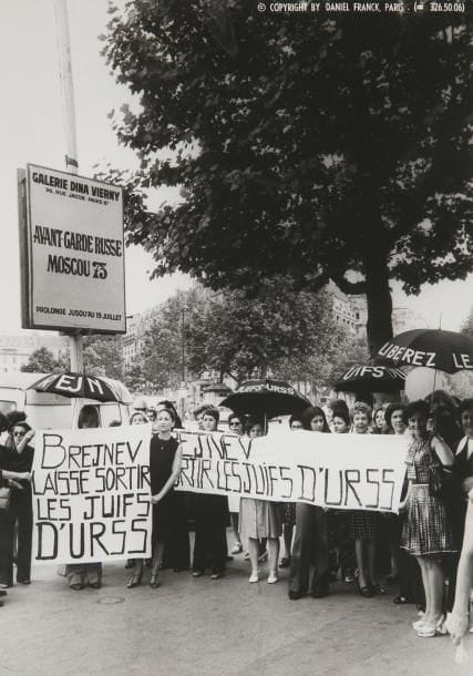 [PHOTOGRAPHIE] Manifestations en faveur des Juifs d’URSS - Golda-Meir - sionisme 
15 Tirages argentiques d’époque, circa 1972-73. La majorité des tirages porte le tampon du photographe Daniel Franck. 
Format moyen : 18 x 24 cm 