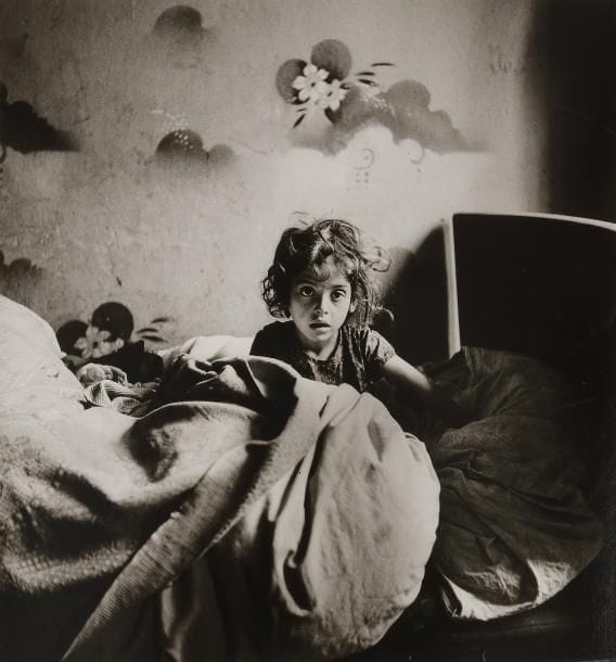 [PHOTOGRAPHIE] Roman VISHNIAC (1897-1990)
The Vanished World Portfolio (Twelve Photographs), 1936-38. 
Witkin-Berley Ltd - Roslyn Heights. NY, 1977.
Portfolio conçu par Bob Ciano.

Entrance to the Ghetto, Cracow, 1938
One of the People of the Book, Warsaw, 1938
The Face of Wisdom, Cracow, 1936 
Peddlers Transformed into Beggars by the Boycott, 1938 
Grandfather and Granddaughter, Lublin, 1937 
At the Open Fire, Carpathian Ruthenia, 1938
Jewish Peasant, Carpatho-Ukraine, 1937
Heder, Slonim, Russia, 1938
Three Student School, Carpathian Ruthenia, 1938
The Only Flowers of her Youth, Warsaw, 1938
One Room Apartment-Workshop, Warsaw, 1936
Synagogue Court, Vilna, 1938.

Portfolio, coffret in-plano en pleine toile marron, titré et illustré d’une épreuve sur le premier plat, composé de 12 épreuves argentiques (c. 1977). Édition à 50 ex. Artist Proof n°6. Signature du photographe à l’encre (11) sur les montages. Étiquette du portfolio avec numérotation aux versos des montages. Brochure du portfolio avec les légendes des planches insérées en début de volume. 
Format moyen des images : 49,5 x 38,7 cm 
Format du portfolio : 75 x 58,5 cm