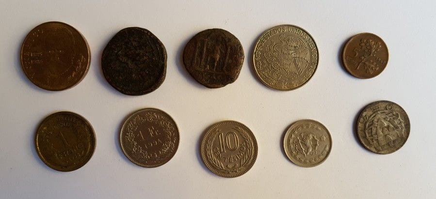 2 pièces antiques en bronze, une pièce de 10 F Victor Hugo et 6 pièces diverses.