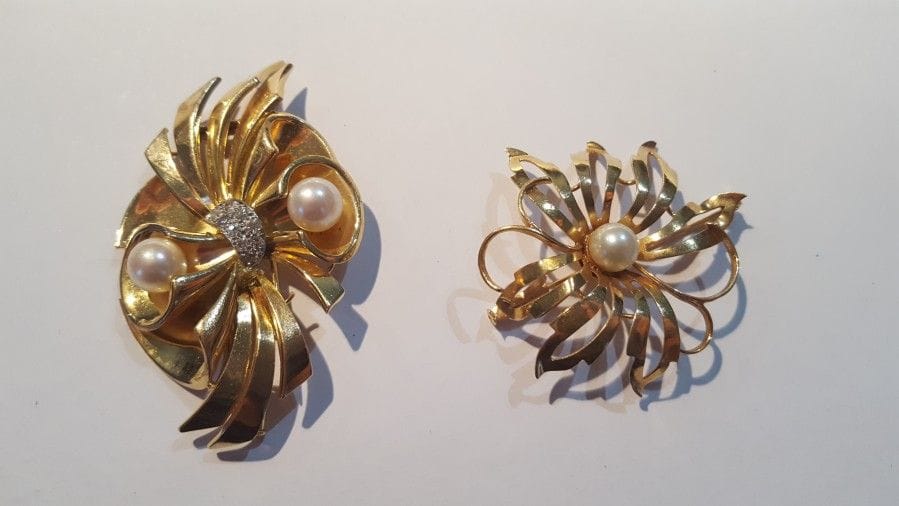 2 broches en fils d'or jaune 750 °/°° Poids : 25 g Accidents.