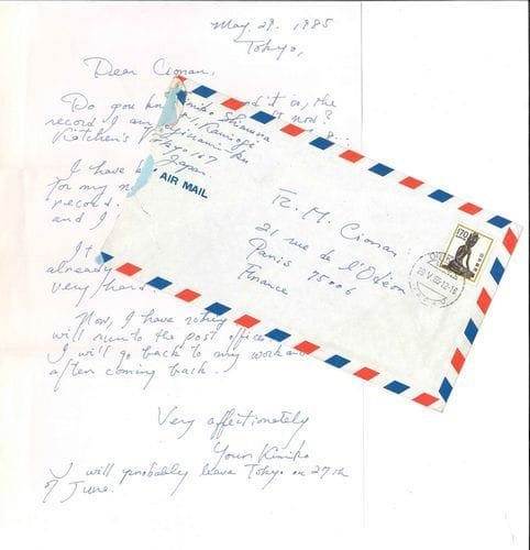 [Emil Cioran (1911-1995)]. L.A.S. à lui adressée, et L.A.S. et L.S. adressées à sa compagne Simone Boué ; 3 pages et demie in-4, enveloppe ; 2 en anglais (petit trou).
   Tokyo 29 mai 1985. Kimiko Shimura écrit à Cioran en anglais : elle recouvre de tissu son cahier de notes de tissu, tout en écoutant un disque du Trio avec piano op. 8 de Brahms par Katchen... (Au dos de l’enveloppe, Cioran a noté « Senancour »). – Lettre affectueuse d’Éveline à Simone Boué et Cioran ; lettre d’Alexandru Popescu (Oxford 3 septembre 1996) la remerciant d’avoir partagé avec lui ses souvenirs de Cioran, et évoquant la préparation de sa thèse ; il aimerait en savoir plus sur l’amitié de Cioran avec Ionesco...
