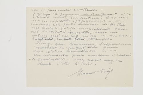 Marie Rouget, dite Marie NOËL (1883-1967). 2 L.A.S. « Marie Noël » et une note autographe, 1954 et s.d., [à Henry de Montherlant] ; 1 page in-8 et 3 pages in-16.
   « On me dit que je retrouverai dans vos pages le témoignage puissant que vous avez porté sur mon œuvre, mais, lisant lentement, goutte à goutte, je ne l’ai pas encore rencontré »... – Châtillon-sur-Indre 11 juin 1954, elle lui adresse des excuses pour les sollicitations dont il a été l’objet de la part de Points et Contrepoints... « J’ai vu avec joie que votre Port-Royal était reçu au Français. J’eusse aimé assister à la représentation, si je n’étais hors du monde – surtout de celui des spectacles [...] J’ai mis Le Jugement de Don Juan à la retraite comme son auteur. Il m’est devenu impossible – physiquement – de poursuivre cette petite aventure au théâtre »... – Elle demande le nom de quelques acteurs de la troupe Hébertot, « puisque je suis décidée, en somme, à tenter l’aventure »...
