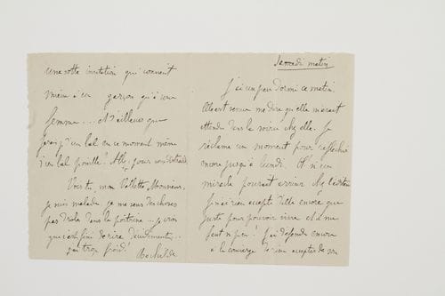 Marguerite Eymery, dite RACHILDE (1860-1953) femme de lettres ; elle épousa (1889) Alfred Vallette, directeur du Mercure de France. L.A.S. « Rachilde », samedi matin [1888 ?], à Alfred Vallette ; 4 pages in?12.
   Curieuse lettre à son futur mari. Elle a réussi à dormir un peu, demande à réfléchir jusqu’à lundi... « Songez qu’une fois partie je ne serai plus chez moi jamais. Savez-vous ce que c’est de n’être plus chez soi ? Puisque j’ai dormi c’est que je suis sauvée de mes terreurs d’y demeurer seule. Il est plus impossible que l’on revienne ici que là-bas... là-bas... Moi je lui reviendrai pour être alors le jouet absolu de sa volonté ». Vallette peut charger Mme Pierre des lettres et des commissions qu’il souhaite. Elle lui envoie « une sotte invitation qui convient mieux à un garçon qu’à une femme... D’ailleurs que ferais-je d’un bal en ce moment, même d’un bal possible ? Allez, pour vous distraire. Vois-tu, mon Vallette Monsieur, je suis malade, je me sens des choses pas drôles dans la poitrine... je crois que c’est fini de rire décidément... J’ai trop froid ! ».
   On joint une pièce signée « Rachilde », Paris 21 novembre 1888, donnant procuration à Vallette pour s’occuper de l’édition de ses romans Le Mordu et Monsieur Vénus (1 page in?4 sur papier timbré).
