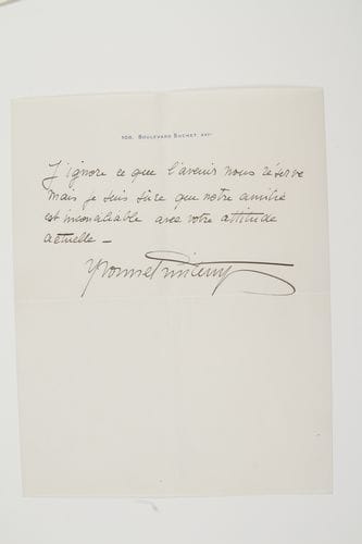 Yvonne Wigniolle, dite Yvonne PRINTEMPS (1894-1977) actrice et chanteuse, seconde épouse de Sacha Guitry, puis compagne de Pierre Fresnay. L.A.S., [Paris 1937], à Albert Willemetz ; 2 pages et demie in-4 à son adresse 108, Boulevard Suchet.
   Au sujet de l’opérette Trois Valses d’Oscar Straus, dont elle fut l’inoubliable interprète dans l’adaptation française de 1937 par Léopold Marchand et Albert Willemetz et dans le film de Ludwig Berger en 1938.
   La lettre d’Albert l’a mise en colère, « parce qu’elle est à côté de la question » ; elle a attendu pour lui répondre calmement. « à quoi bon invoquer tout à coup notre amitié après avoir adopté pendant un an une attitude qui n’a cessé de la démentir. Pour moi l’amitié ce n’est pas des mots – c’est une façon de sentir et d’agir : ça ne s’écrit pas – ça s’éprouve. Pourquoi m’écrire avec une affectation de générosité – comme si je vous avais exprimé le désir que vous me rendiez les Trois Valses. Il n’y a rien de tel. Marchand, Strauss, Royalty me supplient de ne pas abandonner cette opérette après l’avoir apportée à Paris et en avoir fait le succès. C’est à eux et à vous que je continuerais à rendre service en acceptant d’en assurer l’exploitation. Je ne vois absolument pas ce qu’une conversation entre vous et moi apporterait d’heureux actuellement ». Elle lui demande de régler la question du contrat des Trois Valses et d’accorder ses actes à ses protestations d’amitié : « J’ignore ce que l’avenir nous réserve mais je suis sûre que notre amitié est inconciliable avec votre attitude actuelle. »

Voir aussi n° 218.

