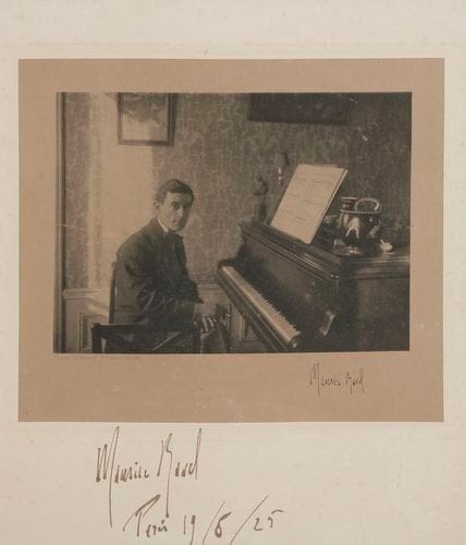 *Maurice RAVEL (1875-1937). Photographie avec signature et date autographes, 1925 ; tirage argentique monté sur carte (copyright Durand & Cie, Éditeurs, 1914), le tout à vue 26 x 21,5 cm (encadré).
   Beau portrait du compositeur assis devant son piano, jambes croisées et cigarette à la main (avec fac-similé de sa signature). Au-dessous, Ravel a signé de sa main et daté : « Maurice Ravel Paris 19/6/25 ».

