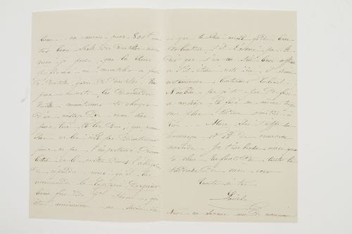 LOUISE D’ORLÉANS (1812-1850) Reine des Belges ; fille de Louis-Philippe, épouse (1832) du Roi Léopold Ier de Belgique (1790-1865). 2 L.A.S., Laeken 1839-1849, à sa « chère Amie » (sœur ou belle-sœur) ; 4 pages in-8 (deuil, salissures et défauts), et 7 pages et quart in-8 à son chiffre couronné.
   Lettres familiales. 5 août 1839. Elle a eu enfin une réponse du Prince Ferdinand, qui sera ici les premiers jours de mai avec Victoire : « Il ira avec Auguste en Angleterre, et de là en Portugal. Au mois de juin Victoire ira elle-même en Angleterre où son père la reprendra »… Excuses et remerciements à Hélène… 19 avril 1849. « Mon Roi a tout à fait abandonné le projet, qu’il avait eu de venir pour le 1er mai. – Il a ici beaucoup d’affaires […] et il croit plus sage, afin d’être vraiment utile à Londres, de ne pas y arriver, en venant récemment de Paris […] Ceci est important pour les services, qu’il peut rendre et désire rendre au Père [Louis-Philippe]. Palmerston est un peu calmé par ce qui s’est passé dernièrement en Espagne »… 
