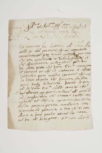 Marguerite D’Autriche (1522-1586) duchesse de Parme ; fille naturelle de Charles Quint, elle épousa en 1536 Alexandre de Médicis (1510-1537), et en 1538 Ottavio Farnese duc de Parme (1524-1586) ; elle fut gouvernante des Pays-Bas espagnols (1559-1567). L.A.S. « Margarita d’Austria », Civita Ducale 18 décembre 1569, à son mari le duc de Parme et Piacenza ; 2 pages in-fol. (petite répar.), adresse avec cachet de cire rouge aux armes ; en italien.
   Elle le remercie de sa lettre qui lui apporte consolation, et s’enquiert de sa santé qu’il devrait recouvrer bientôt grâce à son bon régime. Elle lui baise les mains des avis qu’il lui donne, et notamment de ceux de Lombardie. Elle évoque la grossesse de la princesse Andana en souhaitant qu’elle continue de plaire à Dieu pour qu’il la mène à un heureux accouchement dont la maison a besoin…
