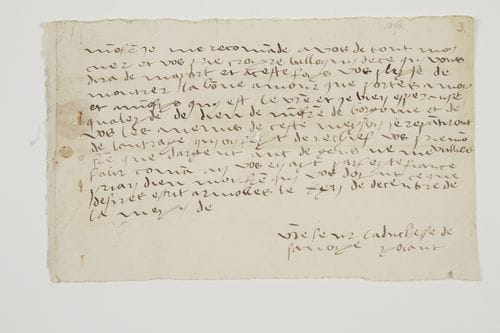 Yolande de France, duchesse de SAVOIE (1434-1478) troisième fille de Charles VII et de Marie d’Anjou, épouse (1452) d’Amédée IX duc de Savoie (1435-1472), auquel elle avait été fiancée en 1436 ; veuve, elle fut régente du duché pendant la minorité de son fils. L.A.S. « Yolant », Miolles [Miolans] 22 décembre [1474 ?], au duc de Milan, Galeazzo Maria Sforza ; 1 page obl. in-4, adresse au verso à « mon frere le duch de Milan » (petit trou).
   Très rare lettre autographe à son beau-frère, et beau-père de son fils le duc Philibert, réclamant son aide contre les ennemis de son duché au début de la guerre de Bourgogne.
   [Régente du duché de Savoie pendant la minorité de son fils Philibert Ier (1465-1482), Yolande le maria en 1474 à sa cousine Bianca-Maria Sforza, fille de Galeazzo Maria et de Bonne de Savoie. La Savoie est impliquée dans la guerre qui commence, et qui oppose les états de Bourgogne à la Confédération suisse.]
   « Mon frere je me recomande à vos de tout mon cuer et vos prie croyre Vallogny de ce quy vous dira de ma part et aceste foys vos pleyse de montrer la bonne amour que portés à moy et à mon fys quy est le vostre et je bien esperanse qualeyde de Dieu de mon frere de Borgoine [Charles le Téméraire, duc de Bourgogne] et de vos les anemis de ceste meyson se repantiront de loutrage quy on feyt de rechief vos prie mon frere que dargent anc de gens ne me vullies falir comme an vos en ayt parfeyte fiance prian Dieu mon frer qui vos doynt ce que desires »… Et elle signe « vostre seur la duchesse de Savoye Yolant ».
   Les lettres autographes de Yolande de France sont de la plus grande rareté, les grandes collections (Bovet, Morrison, Rothschild…) ne possédant que des lettres signées.
   Vente Huit siècles de l’histoire de l’Europe (27 novembre 2008, n° 33).
