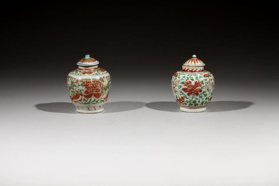 CHINE. Epoque Ming (1368 - 1644).
Deux pots couverts en porcelaine décorée en bleu sous couverte et émaux polychromes jaunes, rouges, vert et bleu dit «wucai» de chimères jouant parmi les pivoines. (Ebréchures au couvercles et talons, couvercles rapportés). Hauteurs : 19 et 20 cm