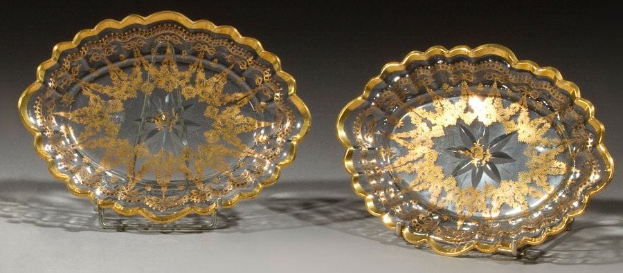 Paire de plats ovales en verre rehaussé de dorure à décor d'encadrements feuillagés. XIXe siècle. Longueur : 23 cm