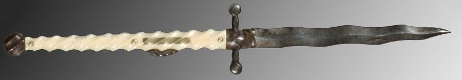 Petit couteau pliant à lame ondée, manche en ivoire torsadé. XVIIIe siècle. Fermé, longueur : 11 cm