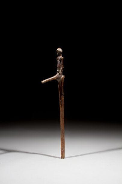 Recade Lobi (burKina Faso)
Canne lobi à belle taille en facettes, ornée d'un personnage féminin assis - bâton de parade. Patine ancienne. Longueur : 72 cm