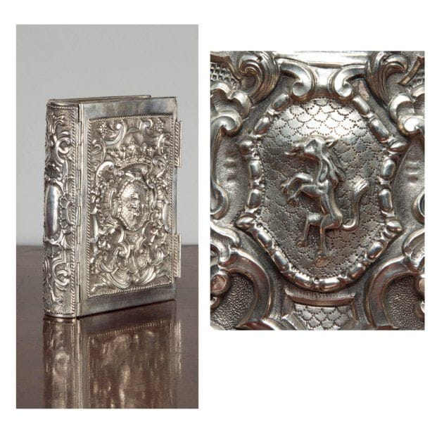 Reliure en argent aux armes de la famille Minerbi Volume in-8° (plats 20 x 12,5 cm). Argent gravé et repoussé sur fond amati. Important décor floral et géométrique entourant sur chaque plat un écusson armorié (lion hissant tourné à senestre) sommé d'une couronne de marquis. Écusson muet au dos. Protections des tranches - fils décorées. Fermoirs de style rocaille pouvant provenir d'un autre volume. Très bel exemplaire (petit trou peu visible au bord de l'écusson du premier plat) qui, outre ses qualités esthétiques, témoigne de l'habitude, chez les juifs italiens, de porter des armoiries. La famille Minerbi a été une des familles les plus importantes, par les activités culturelles et économiques de certains de ses membres, du judaïsme italien. Il suffit de citer Caliman de Minerbi (1782-1868), venu de Venise à Trieste, sa fille Clementina épouse de Léon Hierschel et les enfants de ce couple, le peintre Giacchino Hierschel de Minerbi, dit Van Hier (1834-1905), Lionello de Minerbi qui fut un moment propriétaire de la Ca'Rezzonico à Venise, et Ernesta Stern, née Hierschel von Minerbi (1854- 1926), dont La Gandara fit un beau portrait et qui, délaissant Trieste, tenait à Paris, dans son bel hôtel particulier du 68 rue du Faubourg Saint Honoré (démoli en 1920) un des plus célèbres salons de la capitale, se brouillant avec Paul Bourget au moment de l'Affaire Dreyfus. D'autres branches de la famille Minerbi sont issus Gian Paolo Minerbi, président de la communauté juive de Ferrare, à qui l'archevêque de la ville, lors de la création du musée juif de Ferrare, fit remettre pour ce musée les anciennes clefs du ghetto de la ville, conservées à l'archevêché, et l'ambassadeur israélien Ytzhak Minerbi. Pas de poinçon. Contient un Mahzor selon le rite italien (Venise, 1772, Tome II seul), portant sur le titre une inscription hébraïque au nom d'Ismaël Eliezer Mondolfi (remboîtage, gardes renouvelées). 
Exemple typique des reliures juives italiennes du XVIIIe siècle.