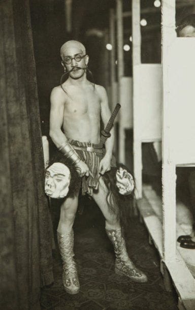 PHOTOGRAPHIE Le peintre T. Foujita déguisé au bal de l'A.A.A. Photographie originale montée sur carton, cachet du photographe J. Mandel au dos (mouillure en marge sur le montage d'origine, sans atteinte du sujet). 16 x11,5 cm.