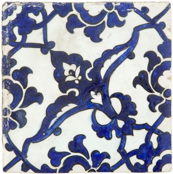 Deux carreaux aux fleurons, Syrie, fin XVIe siècle
Céramique à décor peint en bleu sur fond blanc. Fleuron en diagonale formé de palmettes dans une composition d’arabesques à fleurs composite.
Dim. Chaque : 19,5 x 19,5 cm.
État: petits éclats
Ce décor est caractéristique des carreaux exécutés pour la restauration du Dôme du Rocher à Jérusalem au milieu du XVIe siècle par le sultan Soliman. Il devient le modèle pour d’autres séries, faites à Damas ou à Alep. Voir la récente étude de A. Millner, Damascus Tiles,Mamluk and Ottoman, architectural Ceramics from Syria, Prestel, London, 2015, pp. 274-275. fig. 6.71 à 6.75. Voir aussi  J. Carswsell, Kutahya tiles and Pottery..., London, 1972, pl. 9, n°4 et 4 a, plates 15, n°83, et plates 22 et 23. Pour un autre carreau de la même série voir catalogue Ader, Art de l’Islam et de l’Inde, Paris, hôtel Drouot, 2 décembre 2015, lot 154  et 3 juin 2016, lot 222. 
Two Syrian blue and white tiles, late 16th century 