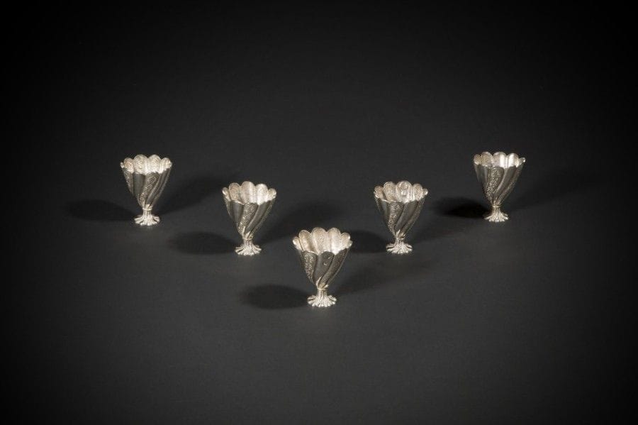 Cinq porte-tasses, zarf, à la tughra d’Abdulhamid II, Turquie ottomane, fin du XIXe - début du XXe siècle  
Argent à panse conique godronnée sur piédouche, ciselée de tiges florales. Sur la panse tughra d’Abdulhamid II et marque sah et au pied, marque sheshme.
Haut : 6 cm chaque
P : 241 g 
Six silver cupholders, zarf, with Abdülhamid the 2nd’s Tughra, Turkey, late 19th-early 20th century 