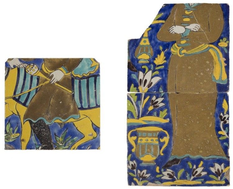 Trois carreaux de céramique à lignes noires, Iran qâjar, XIXe siècle  
Deux carreaux de revêtement à décor polychrome, représentant le corps d’un serviteur, bras croisés, dans un jardin meublé d’une bouteille et d’un vase ; un troisième orné du corps d’un cavalier tenant une masse d’armes.
Dim. chaque : 23,5 x 23,5 cm; Dim. les deux : 47 x 25 cm
État : carreau fracturé, défaut de cuisson avec bulles 
Three Qâjâr moulded polychrome pottery tiles, Iran, 19th century