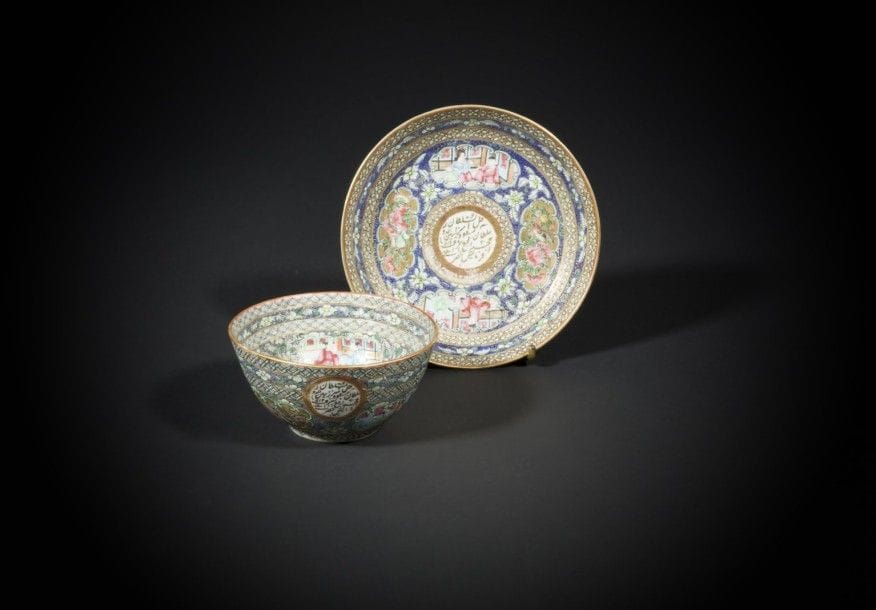 Bol et son présentoir en porcelaine de Canton, fait pour le Prince Zell-e Sultan qâjâr, Chine, XIXe siècle
porcelaine blanche et émaux polychromes à rehauts d’or à décor de médaillons de scènes de cour, et de tiges florales animés d’oiseaux sur fond bleu fleuris. Au centre du bol et sur les rondeaux extérieurs, inscriptions persanes en nasta’liq à l’encre dorée donnant le nom de commanditaire :  « Farmayesh hazrat as’ad ‘afkh’ar ashraf vala Sultan Massoud Mirza Ein al-Dowleh Zell-e Sultan » et la date «12[...] H. » 
Diam.: 11,5 cm (coupe) ; 16 cm (soucoupe)
Le Sultan Massoud Mirza Zell-e Soltan (1850-1918), est le fils aîné de Nasser al-Din Shah, et le frère de Mozaffar al-Din Mirza (qui deviendra Mozaffar al-Din Shah).  Il a exercé la fonction de gouverneur à Ispahan entre 1874 et la révolution constitutionnelle persane (1905).
A Canton bowl and plate made for Prince Zell-e Sultan Qâjâr, China for Persian market, 19th century