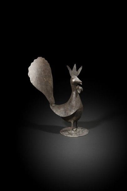 Coq en acier, Iran qâjar, début du XXe siècle
Ronde-bosse en acier, reposant sur un socle rond, à la queue amovible.  
Haut. : 38 cm 
A steel cock, Qâjar Iran, early 20th century 