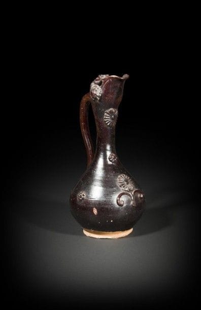 Aiguière à tête d’oiseau stylisée, Turquie, Canakkale, XIXe siècle
A déverseur à tête d’oiseau stylisé en céramique argileuse à décor floral appliqué à la barbotine sous glaçure aubergine. 
Haut. : 37 cm
État : ébréchure au déversoir
A Canakkale ceramic ewer, Turkey,19th century 
