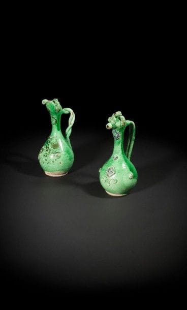 Paire de carafes à tête d’oiseau stylisé, Turquie, Canakkale, fin XIXe siècle
Céramique argileuse rouge recouverte de glaçure verte à décor appliqué à la barbotine de rosettes et de fleurs, avec traces de peinture rouge et bleue pour l’une et peinte de fleurs brunes sur l’autre.
Haut. : 34 cm chaque
État : éclats de glaçure 
A pair of green-glazed Canakkale ceramic ewers, Turkey, late 19th century 