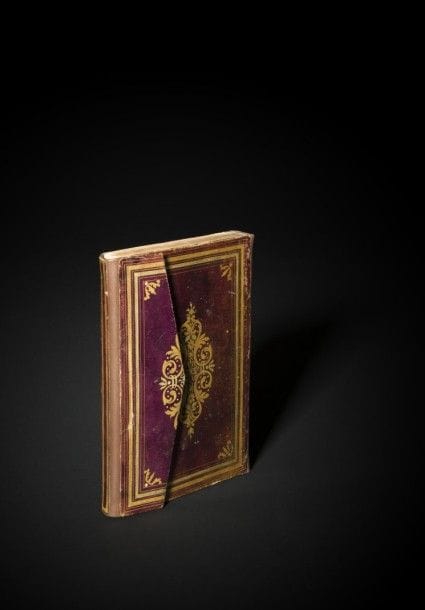 Coran Ottoman, Turquie, signé Seyyed Hafiz Ismail et daté 1872
Manuscrit complet en arabe sur papier, en écriture naskhi de quinze lignes par page à l’encre noire et rehauts rouges, à tranche dorée. Texte enluminé des petites rosettes dorées de fin des versets, marges parfois ornées de motifs floraux et de palmes sâz polychromes et or marquant les juz et les hizb. Bandeaux dorés aux écoinçons fleuris de rinceaux servent à marquer la transition entre les sourates.
Frontispice en double pleine page richement enluminé, d’une composition symétrique de rinceaux de fleurs et de feuilles, sâz, polychromes sur fond or piqueté encadrant le texte. Le colophon, inscrit dans un panneau fleuri doré, donne : « A été écrit à Burdur par du pauvre Seyyed Hafiz Ismail Haqi, parmi les élèves de Ali al-Wasfi du mois de Mouharram [1]1289H. /  1872 », suivi par l’invocation de la fin du Coran achevée en triangle garni de palmettes et rinceaux fleuris dorés. Reliure à rabat en cuir brun peint aux deux ors d’une composition symétrique de palmes dessinant un fleuron autour d’un motif noué et écoinçons garnis de fleurons. 
Dim. reliure : 19 x 13 cm
État : quelques pages consolidées au milieu du manuscrit, dos de reliure restauré 
A Qur’an, Turkey, Ottoman, signed by Hafiz Ismail Haqi and dated 1872