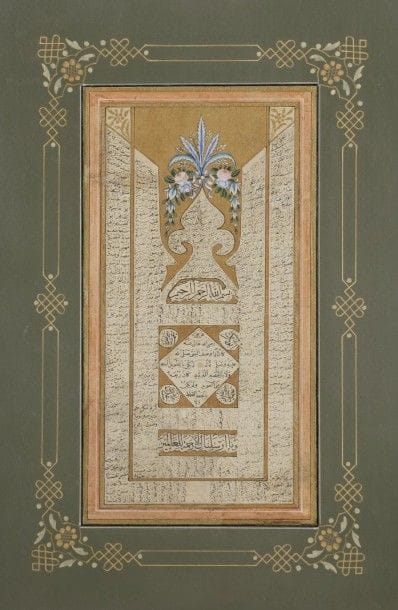 Hilya, Turquie Ottomane, XIXe siècle. 
Losange inscrit en naskhi donne la description poétique partielle du Prophète, flanqué des noms des quatre califes. Le texte encadré par une phrase religieuse en bas et la Bismillah en haut. La Bismillah est surmontée d’un bouquet végétal et floral polychrome sur fond piqueté d’or. Des invocations religieuses, des prières ainsi que des qualifications du Prophète tapissent le reste de la hilya. Remonté sur page d’album postérieur. 
Dim. : 38,5 x 25,5 cm
État : usures, petites restaurations
An Ottoman Hilya, 19th century