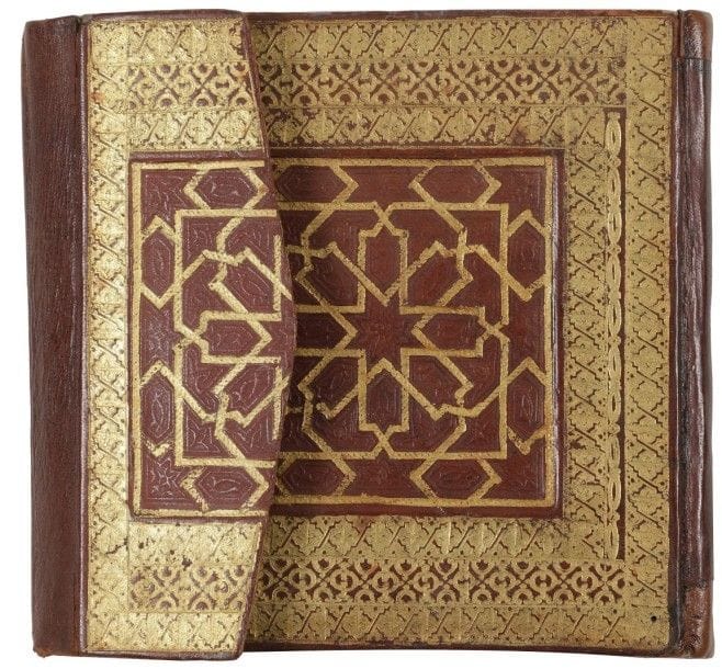 Livre religieux «Kitab al-Shifa bi Ta’rif Huquq al-Mustafa / Déclaration parfaite des obligations de vénérations envers l’Elu Prophète », de Qadi ‘Iyad al-Yahsobi, Maroc, daté 1911
Manuscrit sur papier de format carré de seize lignes de texte par page à l’encre noire et rehauts dorés, rouges, verts, bleus et jaunes en écriture maghribi. Titres des différentes sections inscrits dans une graphie maghribi plus grande à l’encre rouge, verte et bleue. Orné d’un frontispice enluminé en unwân donnant le nom du manuscrit à l’encre dorée dans un bandeau polychrome garni de rinceaux  de palmes dorées prolongé d’un médaillon. Colophon en lettres rouges daté 1330H. / 1911. Reliure à rabat en cuir rouge à décor estampé et doré d’une composition centrale de polygones étoilés, bordée d’une large frise à trois registres. L’intérieur en cuir vert est également estampé de fleurons dorés. 
Dim. reliure : 15 x 15 cm
État : anciennes restaurations sur la reliure, quelques pages vides au début et à la fin du manuscrit, quelques commentaires sur les marges
L’auteur de l’ouvrage est le célèbre cadi de Ceuta, ‘Iyâd ibn Mûsâ ibn Iyâd ibn Ammâr al-Yashûbi al-Sabti, mort en1149. Cet ouvrage est l’un des plus utilisés et commentés parmi les livres traitant de la vie de Muhammad, ses qualités et ses prodiges y sont décrits en détail.
« Kitab al-Shifa bi Ta’rif Huquq al-Mustafa / The Book of Healing by the Recognition of the Rights of / or News of the Chosen One », of Qadi ‘Iyad al-Yahsobi, Morocco, dated 1911