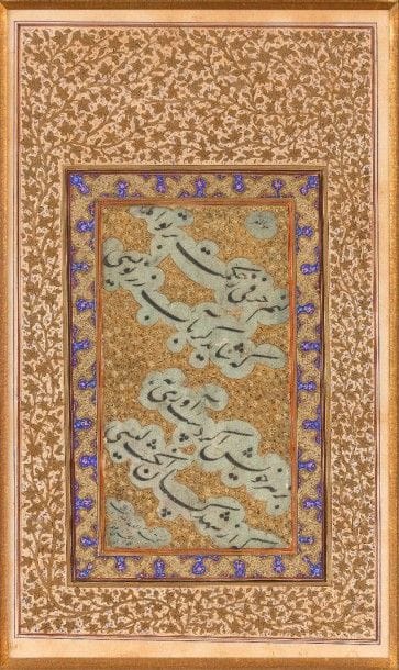 Quatrain poétique 
Poésie persane, en écriture nasta’liq, en oblique à l’encre noire, dans des nuages dentelés bleus sur fond doré fleuri. Signée en bas en plus petit «Emad al-Hasani ».
État : petites rayures et petites traces brunes, quelques mots coupés 