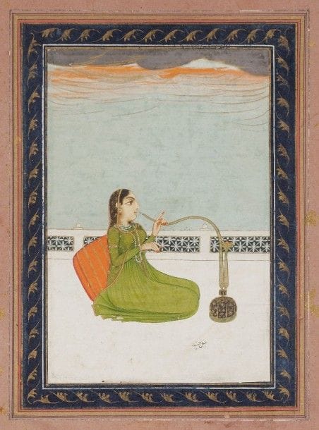 Femme fumant le huqqa, Inde moghole, Oudh, fin XVIIIe siècle 
Gouache rehaussée d’or, sur page d’album, à encadrement de feuilles dorées sur fond bleu et marges violettes mouchetées d’or. Une femme, vêtue d’une robe verte, fume le narghilé, adossée à un coussin sur une terrasse. Signature en nastali’q en bas à droite Bhil Chand. 
Dim. page : 40 x 26,8 cm ; dim. miniature 15,5 x 10,5 cm
État : déchirure
Lady smoking a huqqa, Mughal India, Oudh, late 18th century